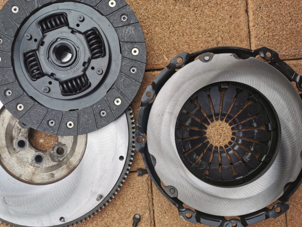 Clutch disc, pressure plate and flywheel laid out together