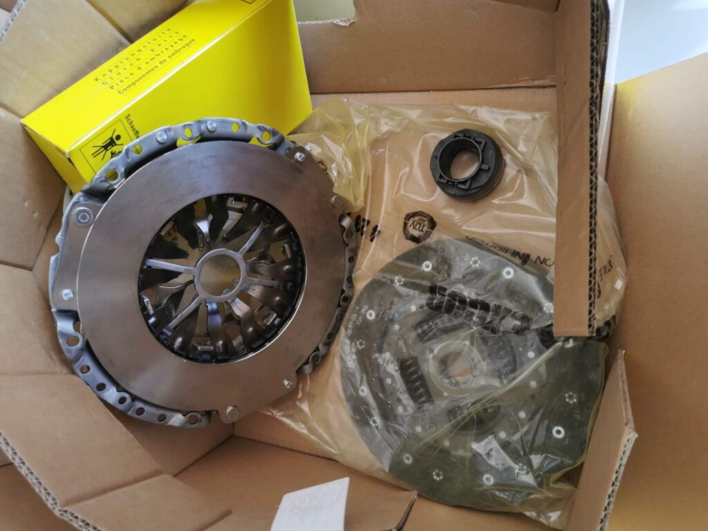 Clutch pressure plate, clutch disc and bearing in a parts box